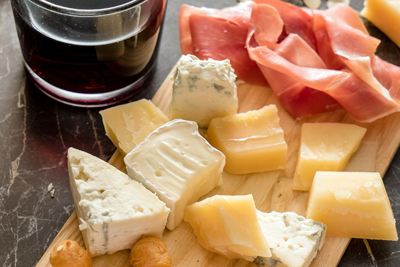ワインとチーズで晩酌の参考に！種類別で分かりやすい！ワインにオススメのチーズ