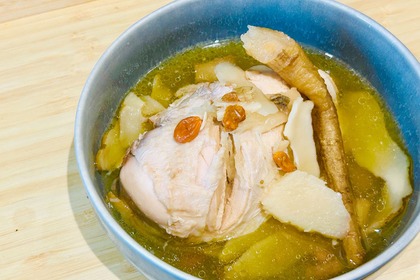 【レシピ】寒い冬にぴったりの炊飯器レシピ！「丸鶏の参鶏湯風スープ」 画像