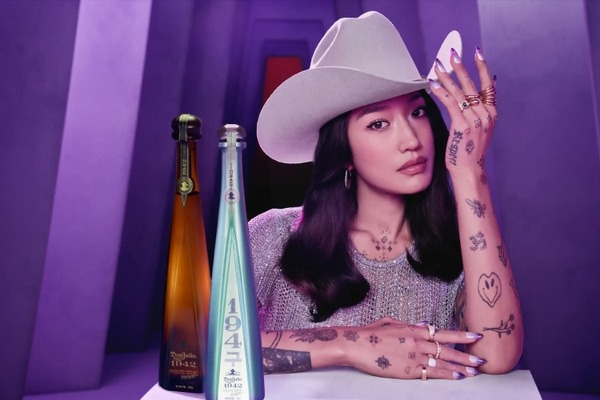 超人気DJとの限定デザインボトル！】「ドン・フリオ 1942 ペギーグー