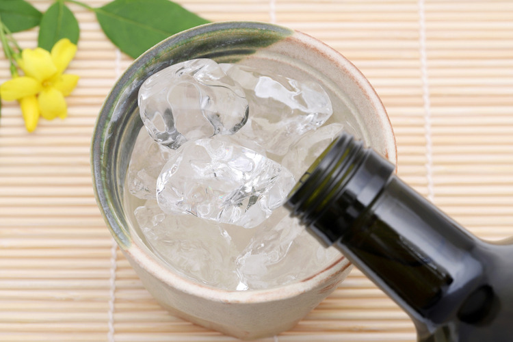 カクテルに欠かせない！甲類焼酎「JINRO」の魅力と美味しい飲み方