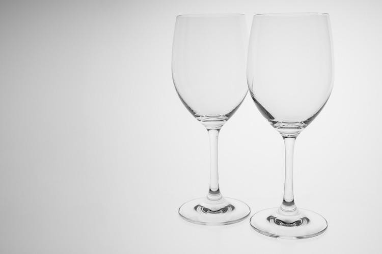 ワインはグラスの形で味が変わります!!６客セットワイングラス（赤ワインタイプ）