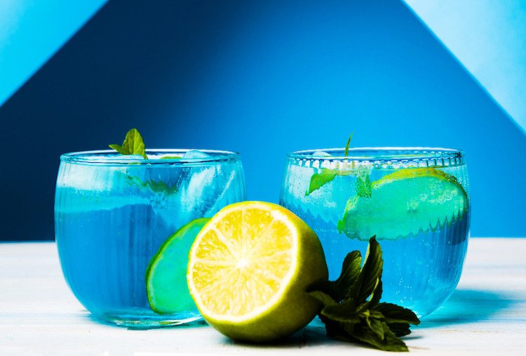 おしゃれで旨いカクテル「チャイナブルー」のレシピや美味しい作り方