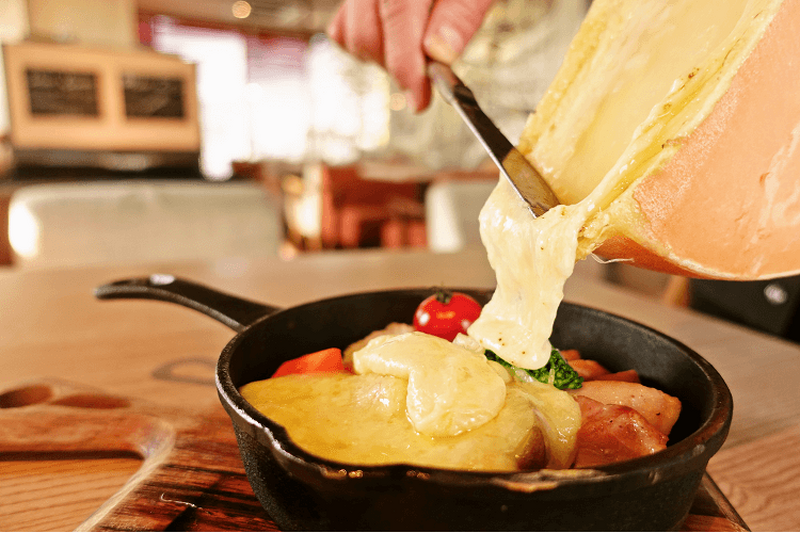 大人気チーズ料理店が復活！「CheeseTable（チーズテーブル）池袋店」でラクレットやチーズフォンデュを！