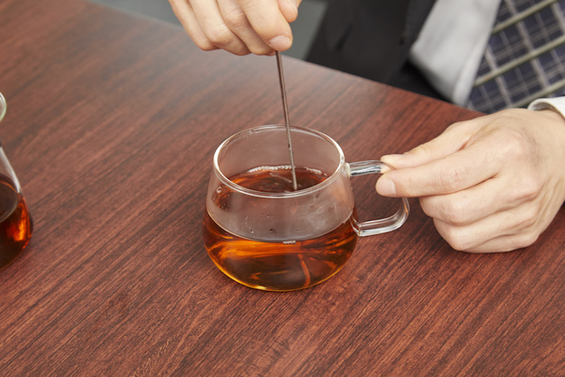 「緑茶ハイ」があるのに「麦茶ハイ」がないのはなんで！？偉い人に聞いてみた