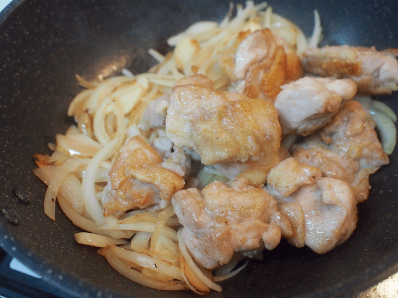 【レシピ】食欲そそる！旨味ぎっしり「鶏肉のガーリック煮込み」