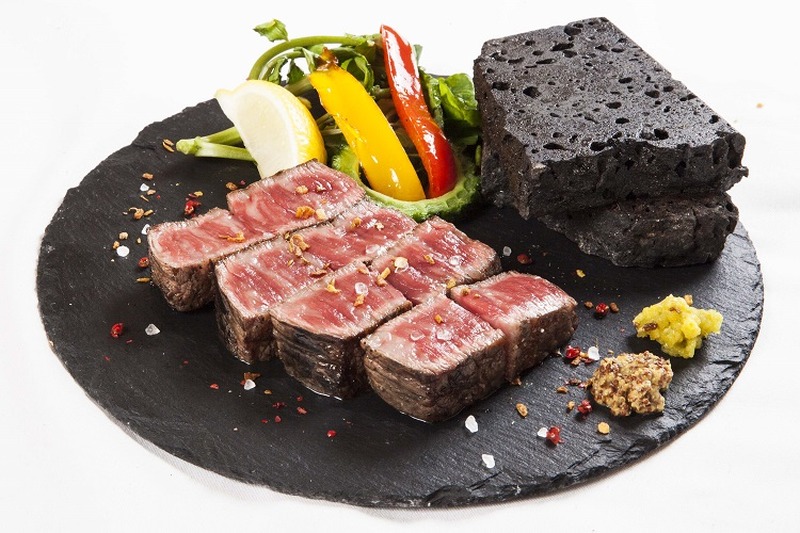 沖縄県民限定！抽選で厚切りステーキが一生無料になる「肉炉端バル肉武士」オープン記念キャンペーン！