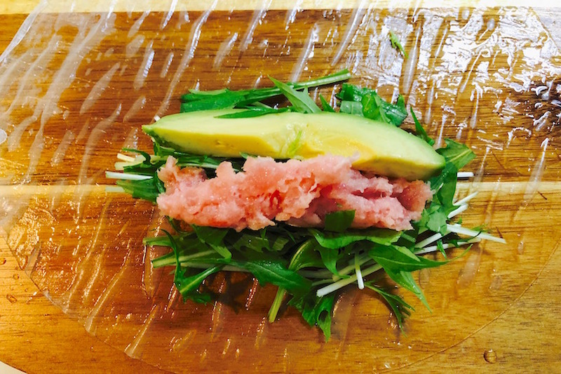 【レシピ】エスニック料理を和風にアレンジ！「たたきまぐろとアボガドの生春巻き」