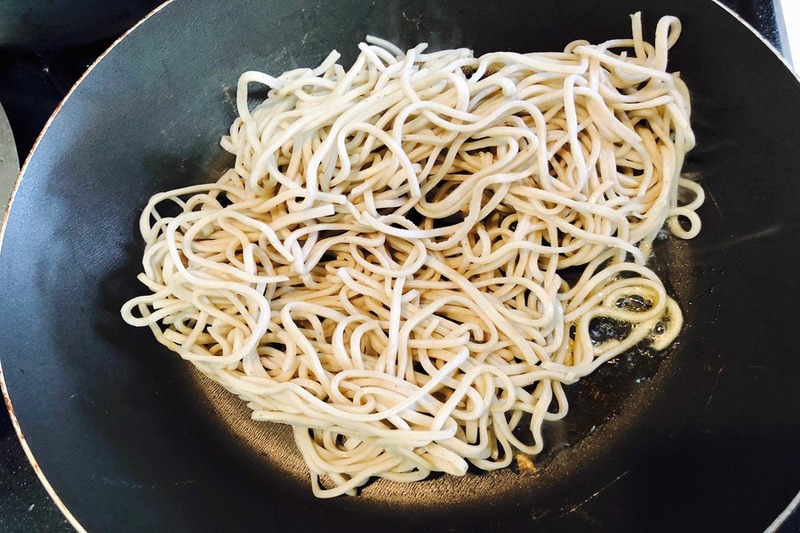 【レシピ】和と洋のコラボ！飲みのシメに最高な「お蕎麦ペペロンチーノ」