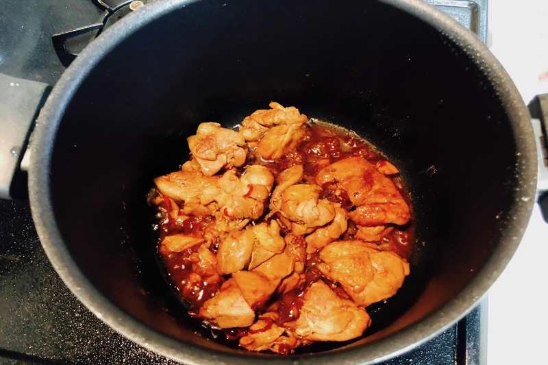 【レシピ】酸味が効いたさっぱり味！「フィリピン風チキン煮込み」