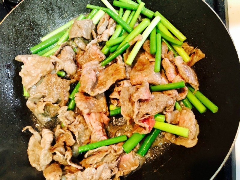 【レシピ】サッと炒めてパッと美味しい！「牛肉とにんにくの芽の山椒炒め」