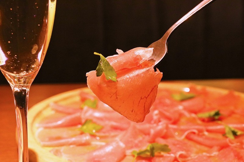 大好評の「生ハム＆ワイン食べ飲み放題」が期間延長！『hole hole cafe＆diner 渋谷店』に急げ！