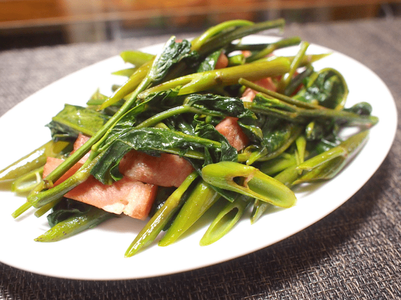 【レシピ】旬の野菜を炒めて乾杯！「空芯菜とベーコン炒め」