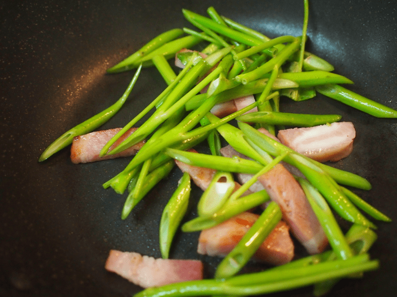 【レシピ】旬の野菜を炒めて乾杯！「空芯菜とベーコン炒め」