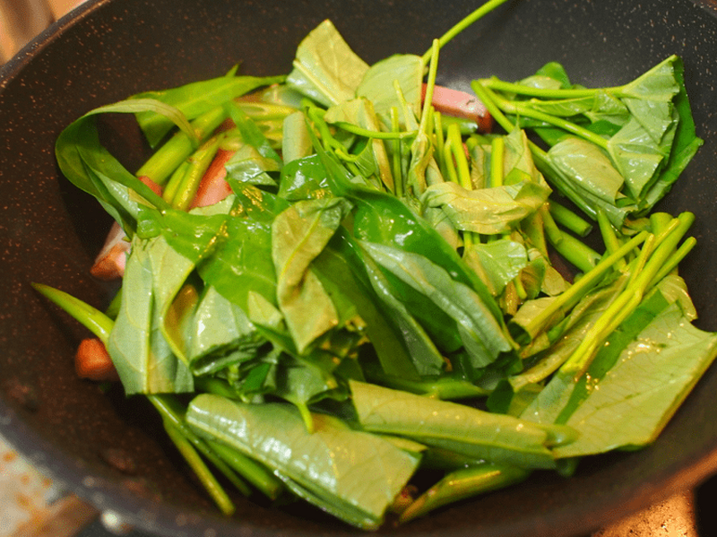 【レシピ】旬の野菜を炒めて乾杯！「空芯菜とベーコン炒め」