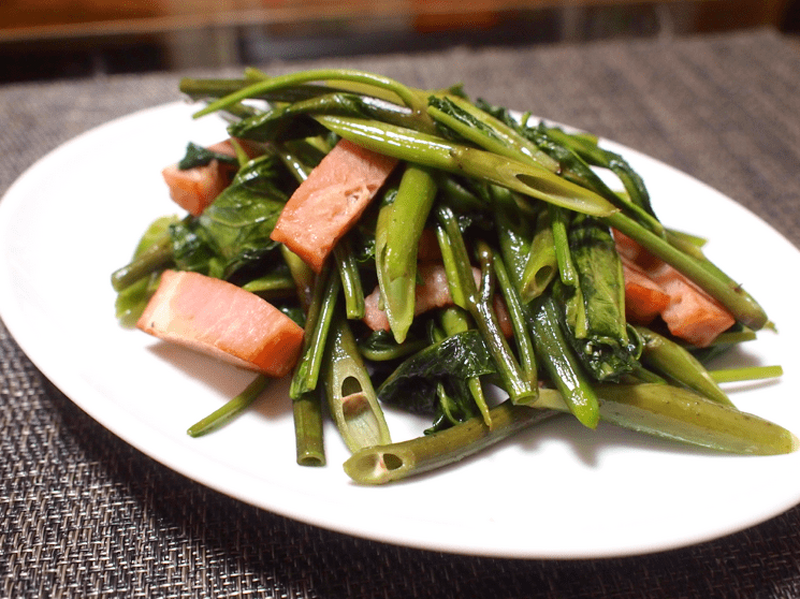 【レシピ】旬の野菜を炒めて乾杯！「空芯菜とベーコン炒め」