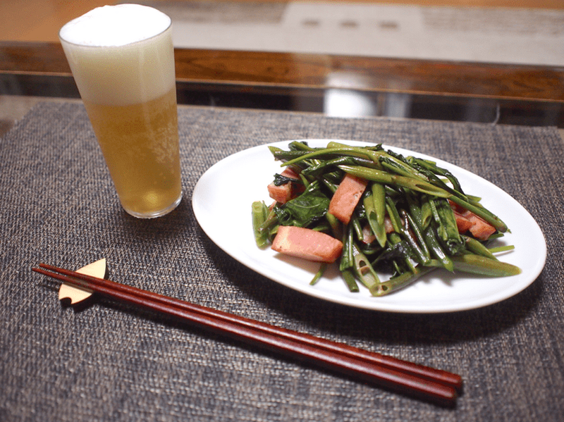 【レシピ】旬の野菜を炒めて乾杯！「空芯菜とベーコン炒め」