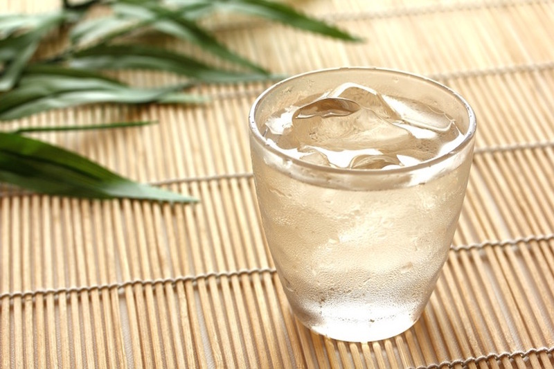 夏は日本酒もロックで楽しむ！透明な丸氷が簡単に作れる「ポーラーアイストレイ」で夏酒を楽しむイベント開催