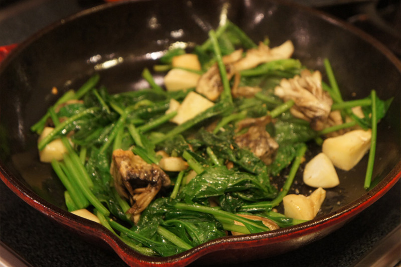 【レシピ】お肉料理の副菜やワインのお供にぴったり！「ほうれん草ときのこのガーリック炒め」