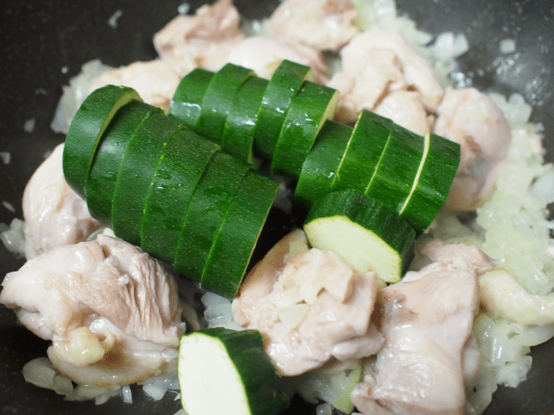 【レシピ】カラフルな食卓に！簡単おいしい「チキンの塩煮込み」