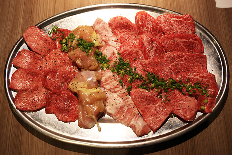 牛一頭買いでコスパ最強！日本酒飲み放題と絶品お肉のお店「肉と日本酒」に行ってきた