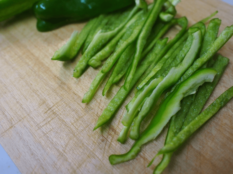【レシピ】野菜が止まらなくなる！魔法のドレッシング「肉ドレサラダ」