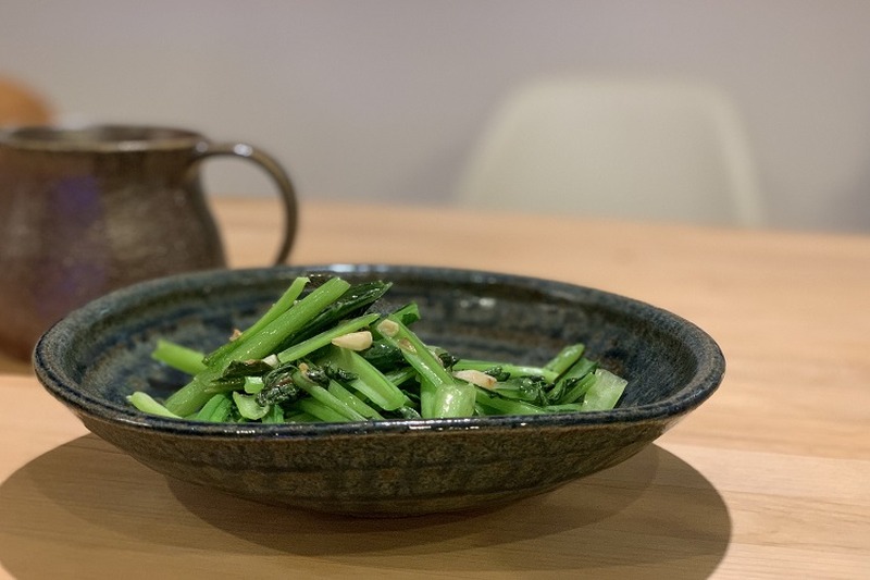 【レシピ】ビールにぴったり！エスニックな香り漂う「小松菜のナンプラー炒め」