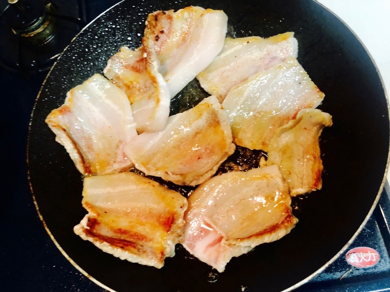 【レシピ】フレッシュパクチー山盛り！「みそだれ豚カルビ」