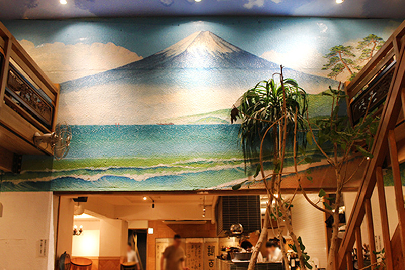 創業90年の銭湯を居酒屋にリノベ！「分福」の牛乳瓶カクテルで富士山を眺めながら乾杯してきた