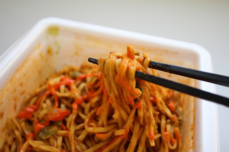 【レビュー】ラーメン大好き女子大生が「蒙古タンメン中本 旨辛焼そば」を食べてみた