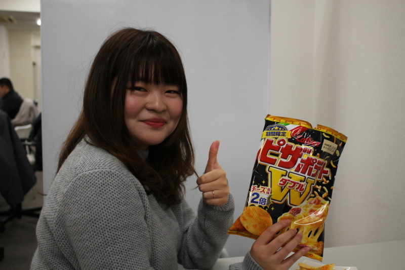 【レビュー】ファン待望！チーズ風味が2倍になった「ピザポテト Ｗ（ダブル）」食べてみた