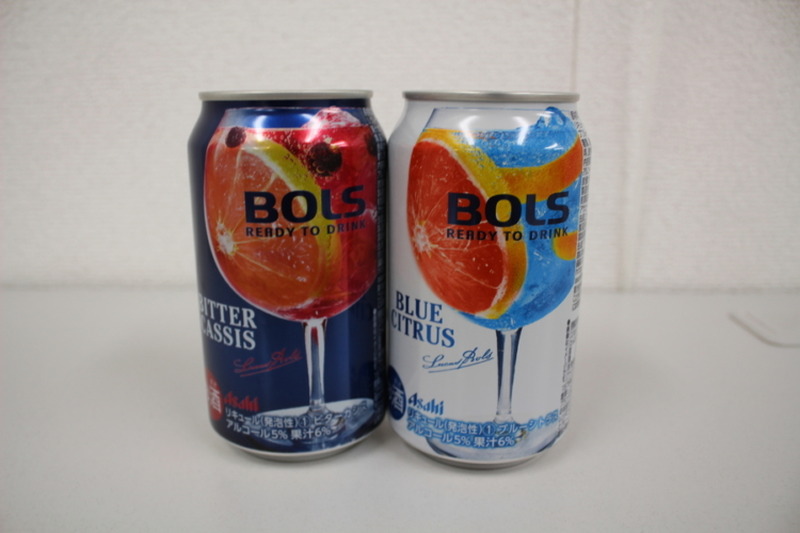 【レビュー】世界初の缶カクテルが登場！「BOLS ビターカシス」「BOLS ブルーシトラス」を飲んでみた