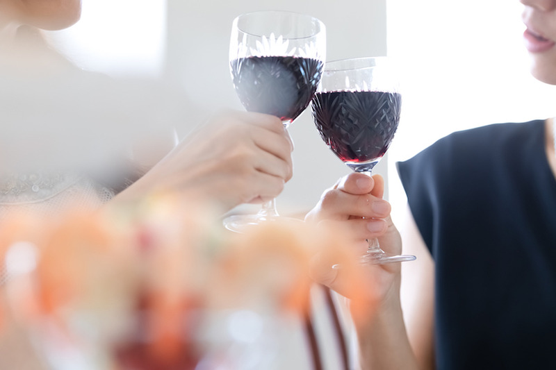 【ソムリエコラム】ワインのグラスを回すのはなぜ？「スワリング」の目的と正しい手順