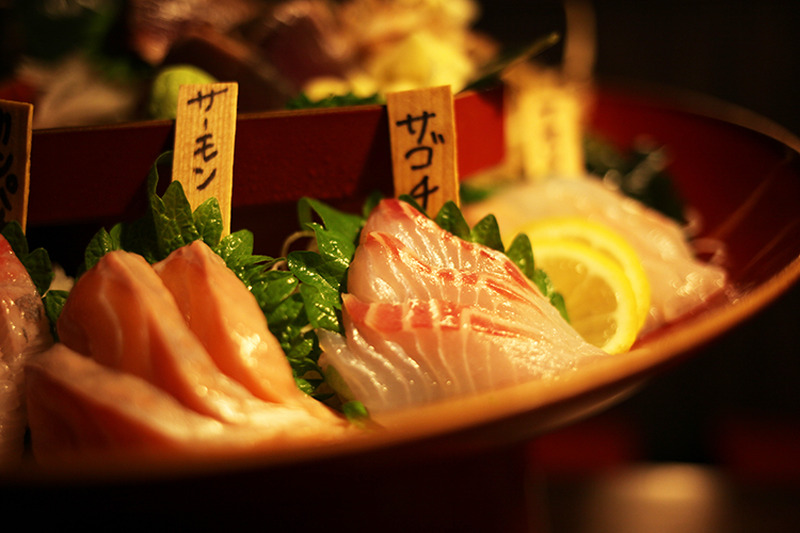 豪快な藁焼きカツオが食べられる！北千住「牡蠣と燻製かつを」に行ってきた！