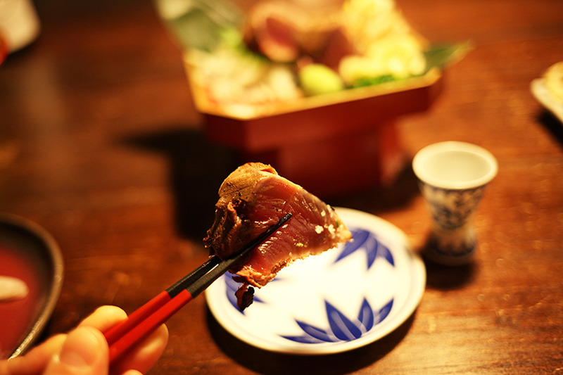豪快な藁焼きカツオが食べられる！北千住「牡蠣と燻製かつを」に行ってきた！