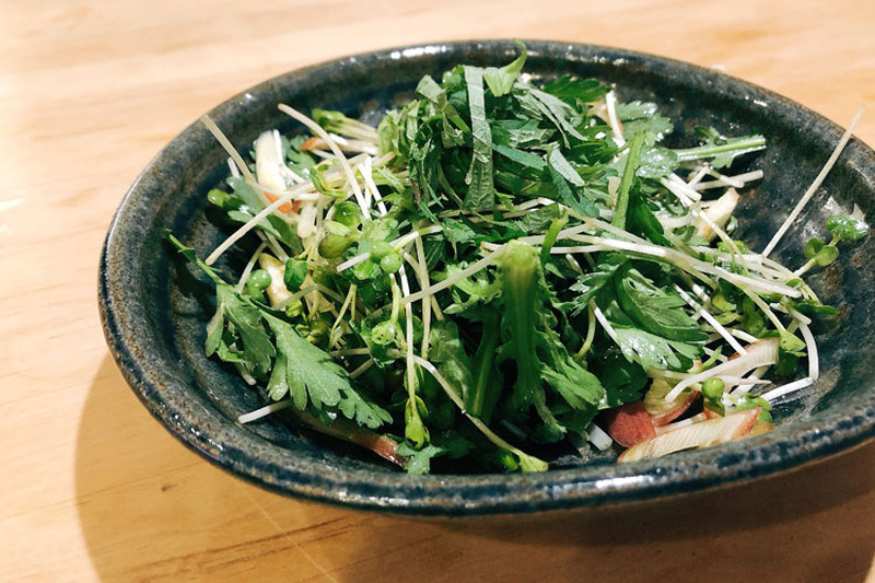 【レシピ】薬味が主役になる！簡単で激ウマ「春菊と香味野菜のサラダ」
