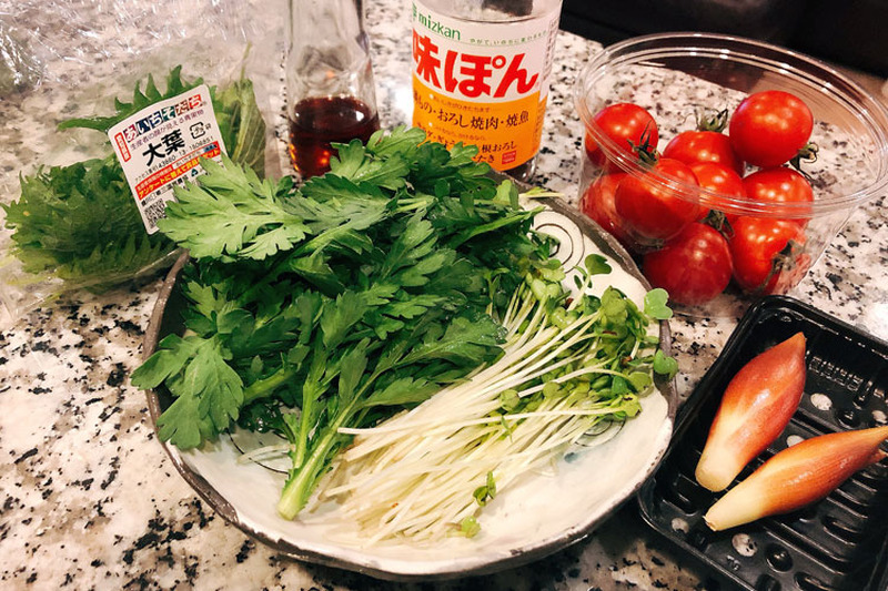 【レシピ】薬味が主役になる！簡単で激ウマ「春菊と香味野菜のサラダ」