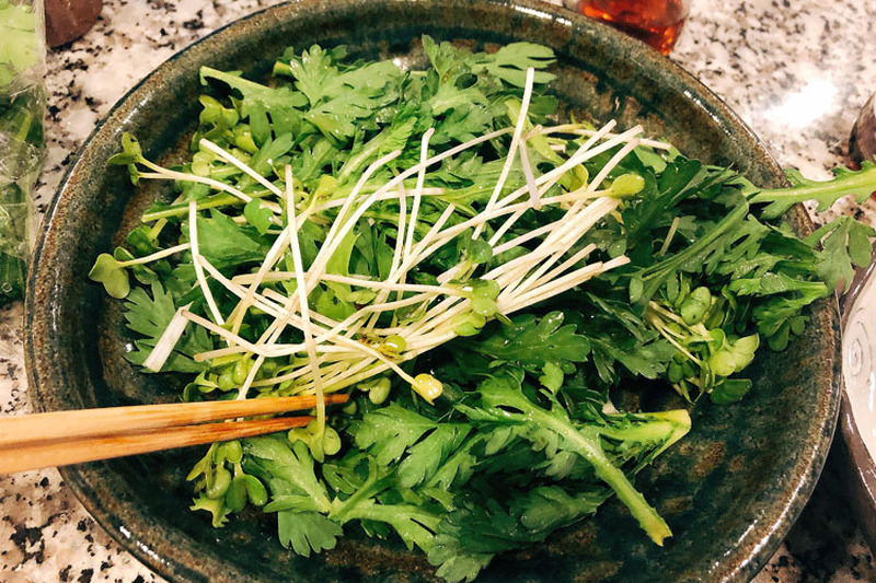 【レシピ】薬味が主役になる！簡単で激ウマ「春菊と香味野菜のサラダ」