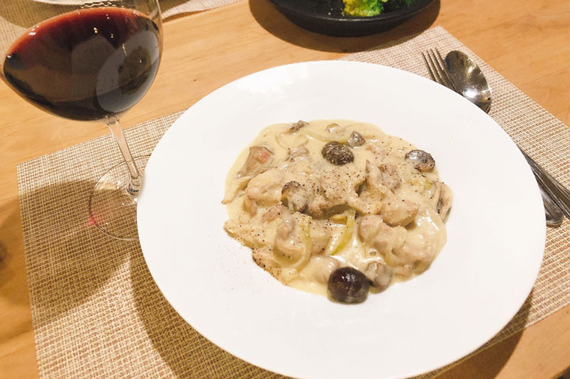 【レシピ】冬の味覚を楽しむ！ワインにぴったりな「栗とチキンのクリーム煮」