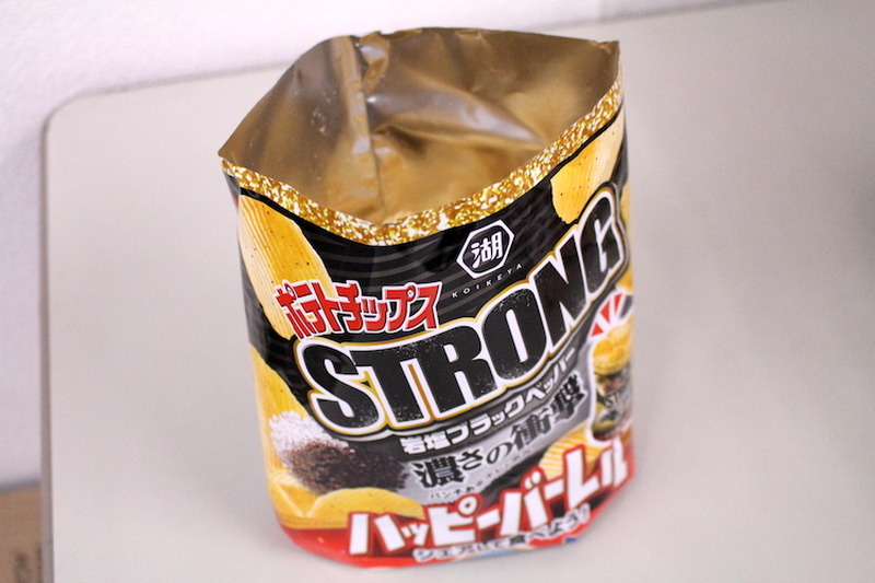 【レビュー】ポテチ界にもSTRONGが登場！？「ポテトチップスSTRONG 岩塩ブラックペッパー」を食べてみた