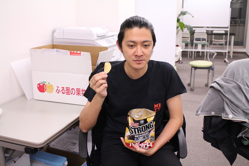 【レビュー】ポテチ界にもSTRONGが登場！？「ポテトチップスSTRONG 岩塩ブラックペッパー」を食べてみた