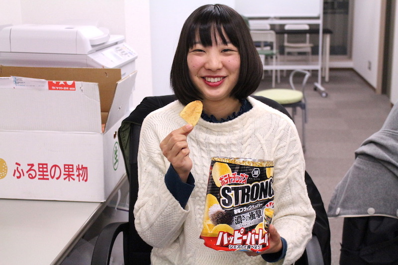 【レビュー】ポテチ界にもSTRONGが登場！？「ポテトチップスSTRONG 岩塩ブラックペッパー」を食べてみた