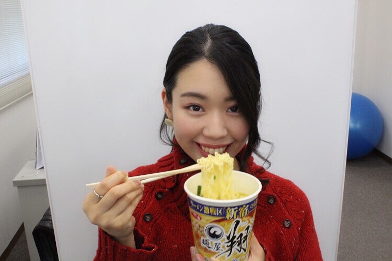 【レビュー】ラーメン大好き女子大生が「サッポロ一番 麺屋 翔 香彩鶏だし塩ラーメン」を食べてみた