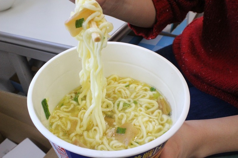 【レビュー】ラーメン大好き女子大生が「サッポロ一番 麺屋 翔 香彩鶏だし塩ラーメン」を食べてみた