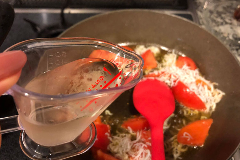 【レシピ】白ワインのお供や最後のシメに「しらすとトマトのパスタ」