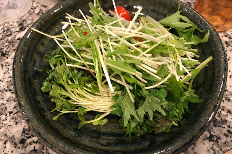 【レシピ】香ばしいおこげがたまらない「焦がしお揚げの香味サラダ」