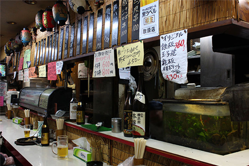 愛すべき十条の謎店「やきとり 神ちゃん」を訪問！精肉店出身の72歳店主が作る「月見ポケットつくね」は絶品