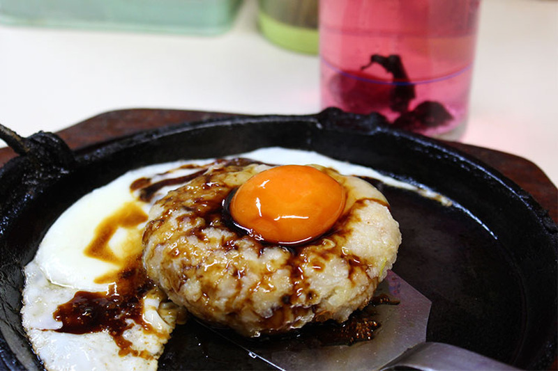 愛すべき十条の謎店「やきとり 神ちゃん」を訪問！精肉店出身の72歳店主が作る「月見ポケットつくね」は絶品