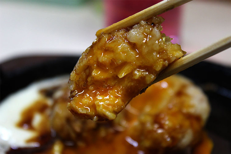 愛すべき十条の謎店「やきとり 神ちゃん」を訪問！精肉店出身の72歳店主が作る「月見ポケットつくね」は絶品