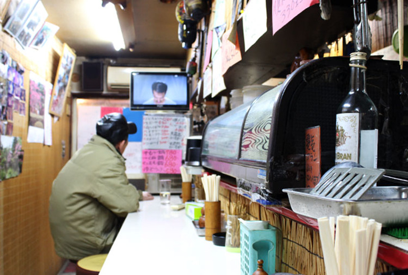 愛すべき十条の謎店「やきとり 神ちゃん」を訪問！精肉店出身の72歳店主が作る「月見ポケットつくね」は絶品