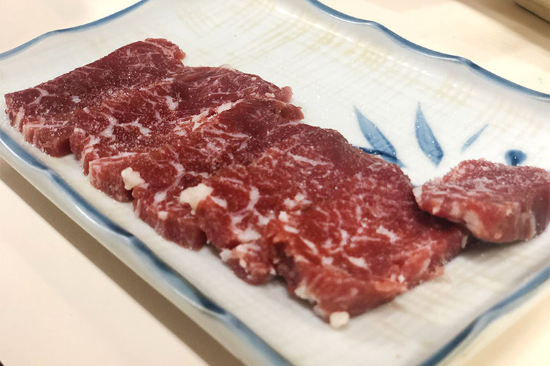 愛すべき十条の謎店「やきとり 神ちゃん」を訪問！精肉店出身の72歳店主が作る「月見ポケットつくね」は絶品